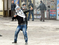 Hakkaride polis lojmanları taşlandı