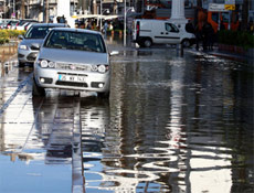 İzmirde deniz caddeye karıştı