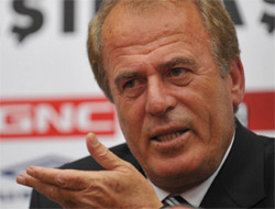 Mustafa Denizli mutsuz!