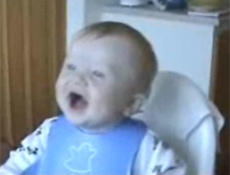 Bebek gülme krizine girerse (video)