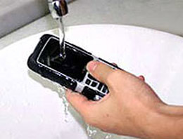 Makinede yıkanan cep telefonu!