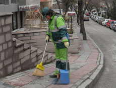 Ojeli tırnaklarla sokakları süpürüyorlar