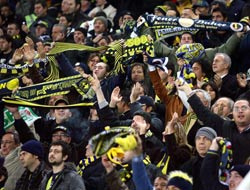 Fenerbahçe tribününde ne işi var?