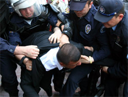 Beyoğlunda 10 kişi gözaltına alındı